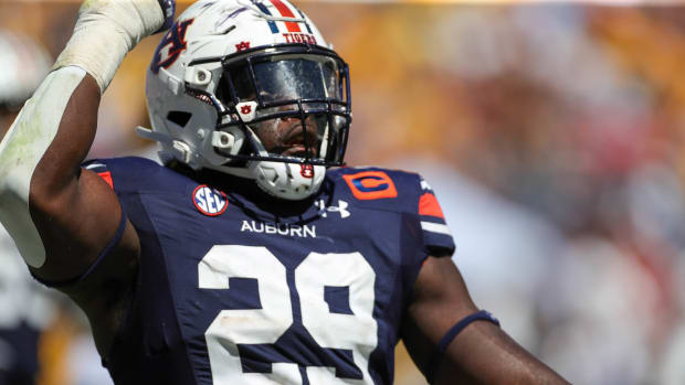 Derick Hall celebrates a sack vs Missouri.